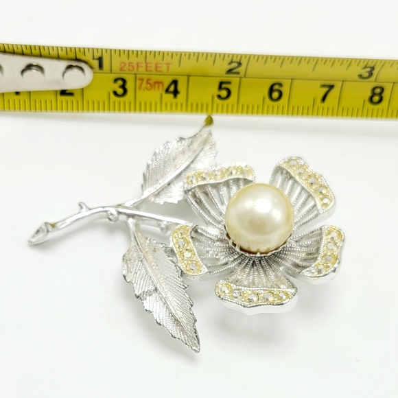 Sarah Coventry vintage brooch Silver Tone flower rhinestones and imitation pearl - Picture 2 of 5